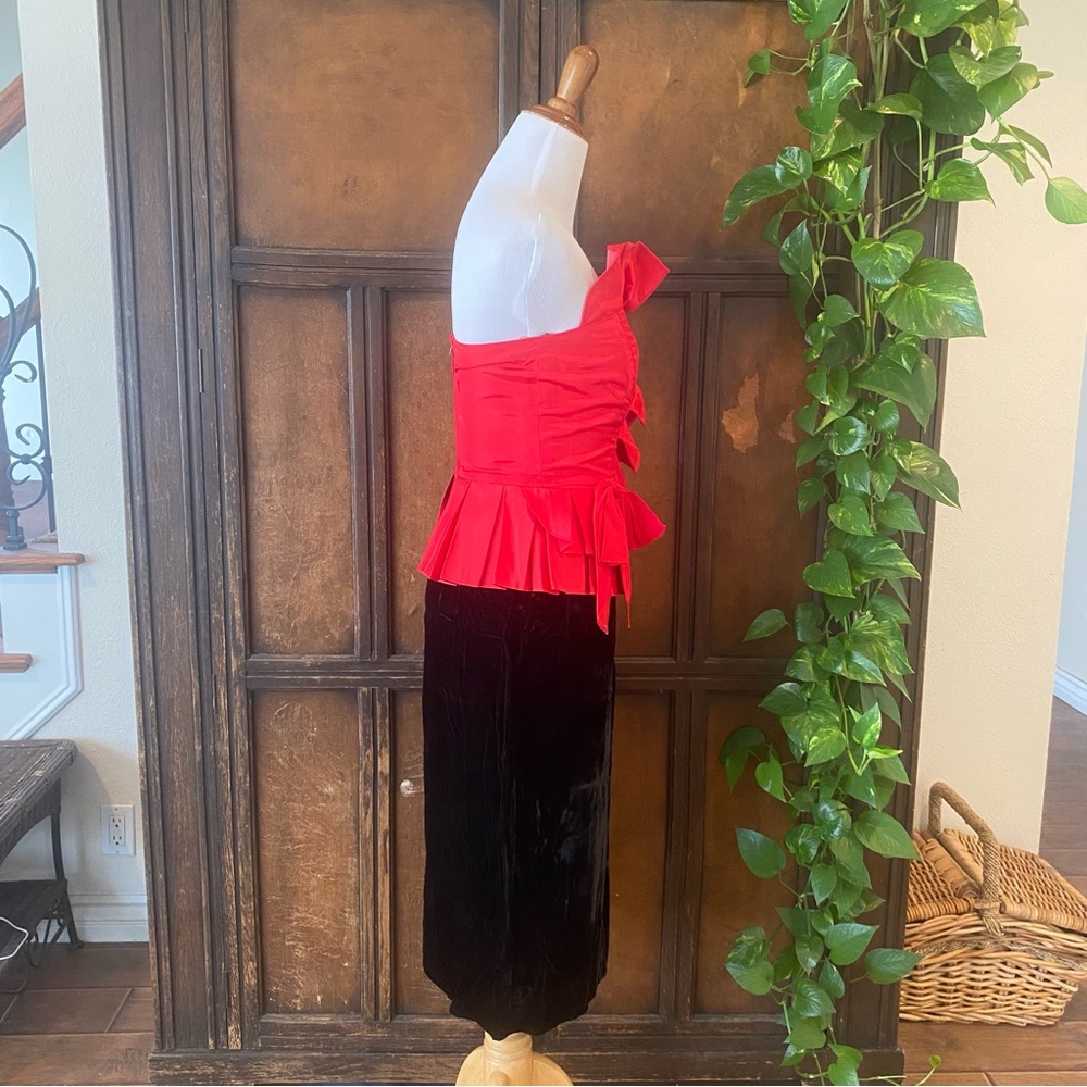 Vintage red and black velvet cocktail dress - Picture 3 of 16
